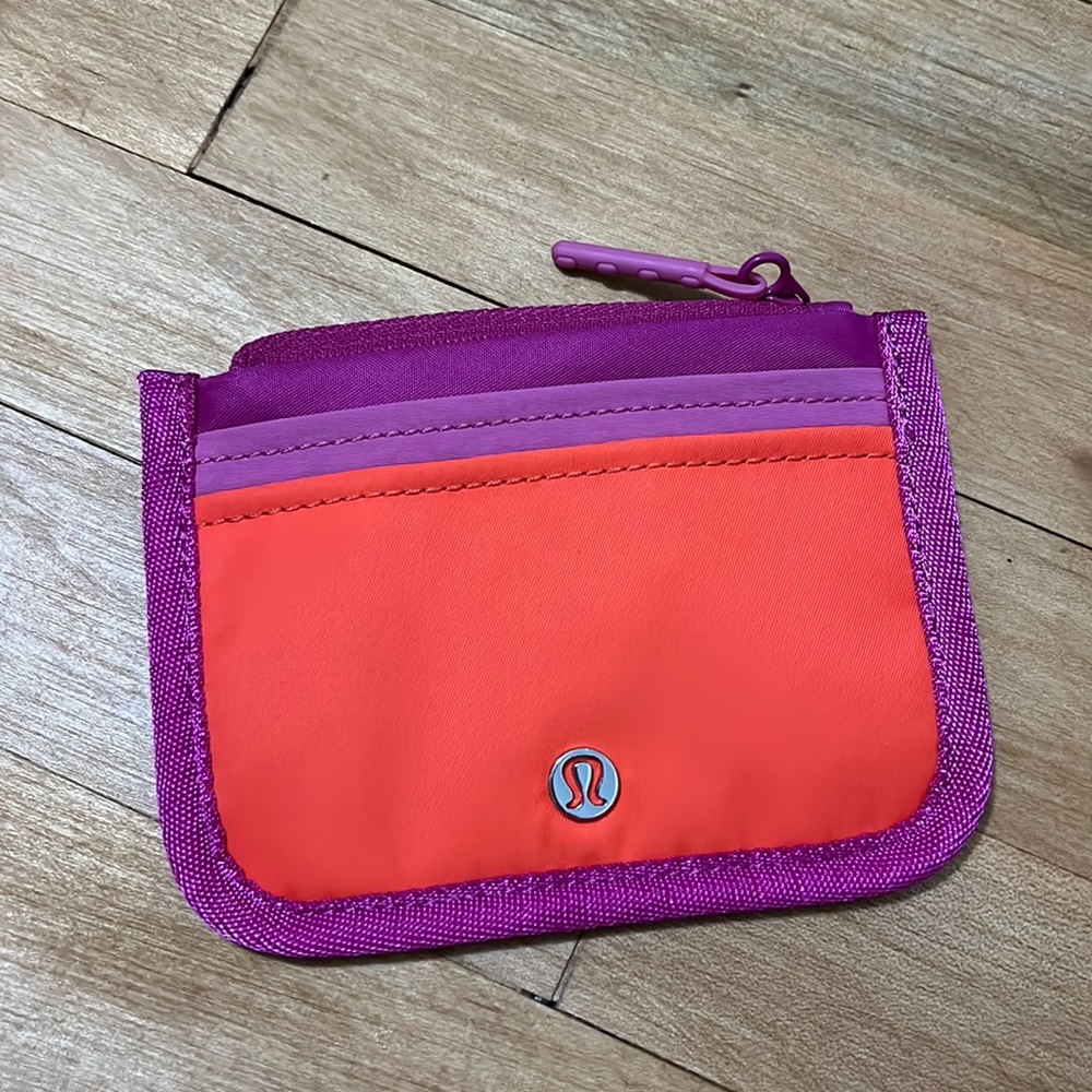 Lululemon True Identity Card Case
Autumn Red / Pink Lychee / Ripened Raspberry